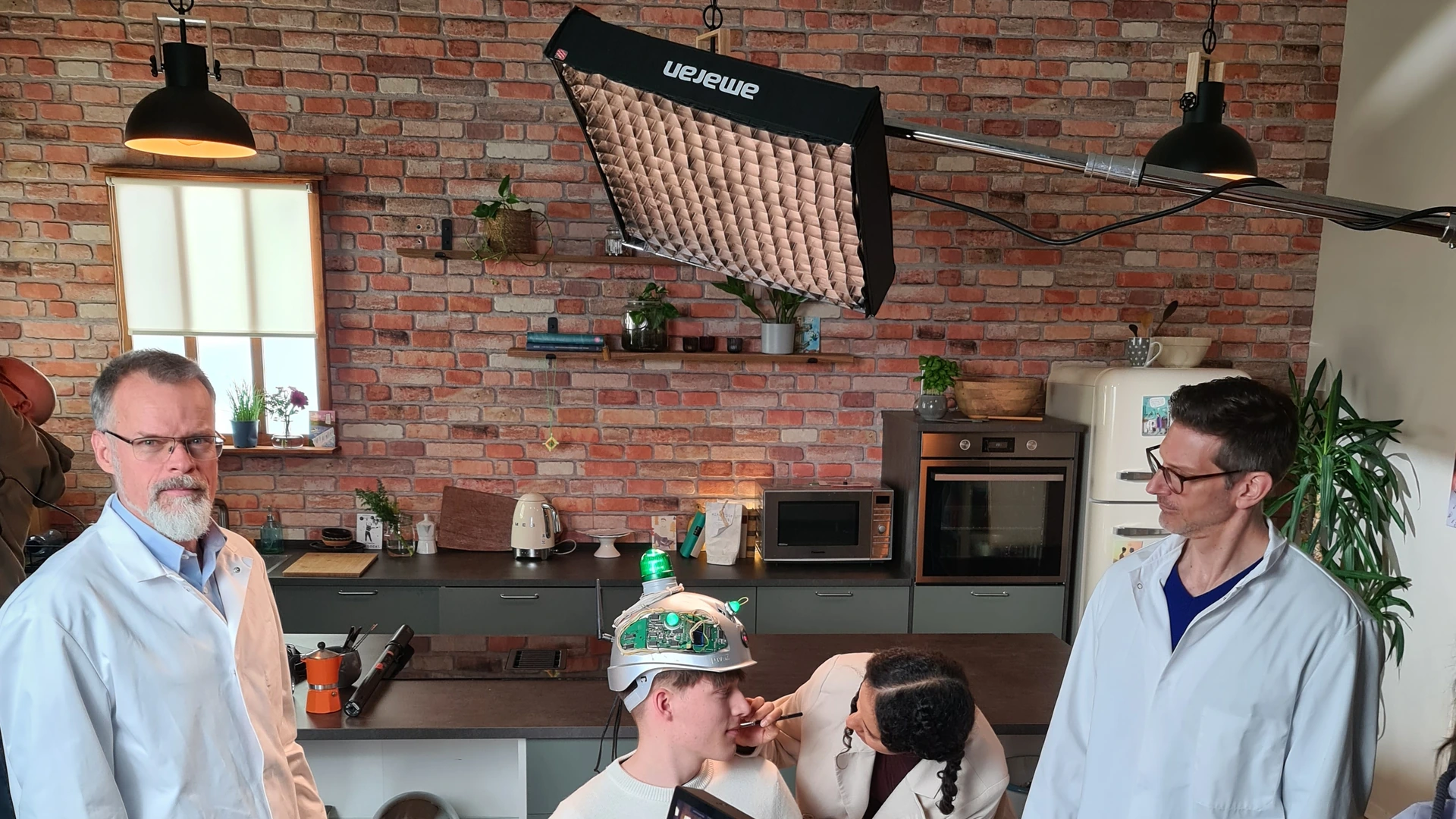 Filmteam mit Makro-Setup dreht Koch bei der Zubereitung von Premium-Zutaten