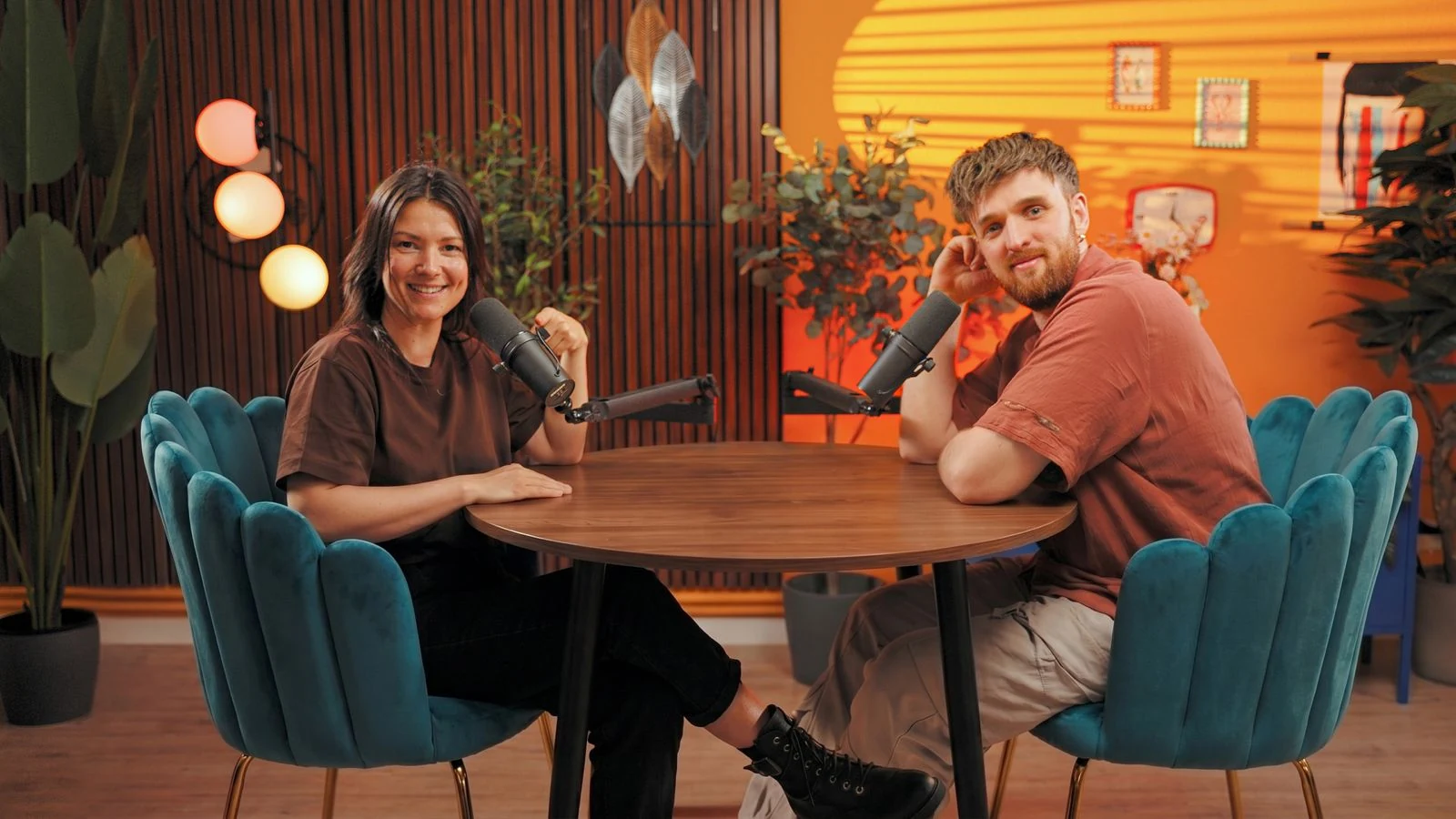 Aufnahmeraum im feinfilm Podcast-Studio Berlin, Bestuhlung mit KI simuliert