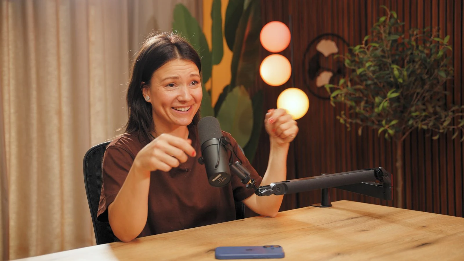 Interview-Setup mit zwei G&auml;sten im feinfilm Podcast-Studio Berlin