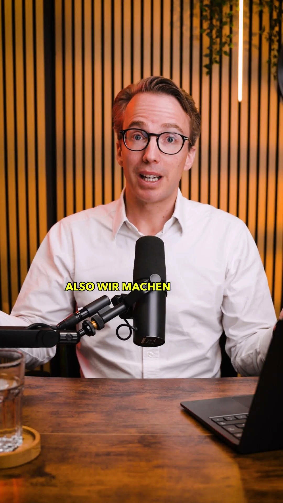 Standbild aus dem Video: alternativer Hintergrund im feinfilm Studio Berlin