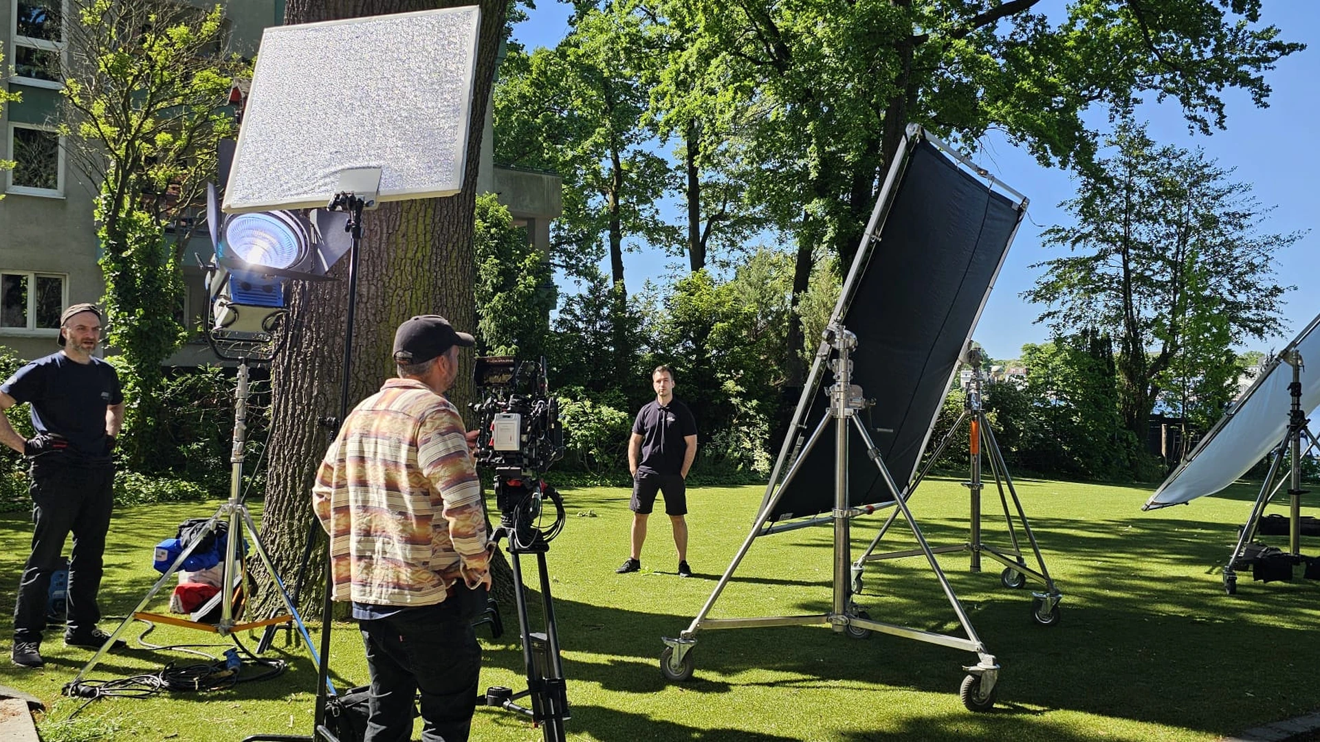 TV-Studio mit mehreren Kameras und Licht-Setup für Sender-Produktion