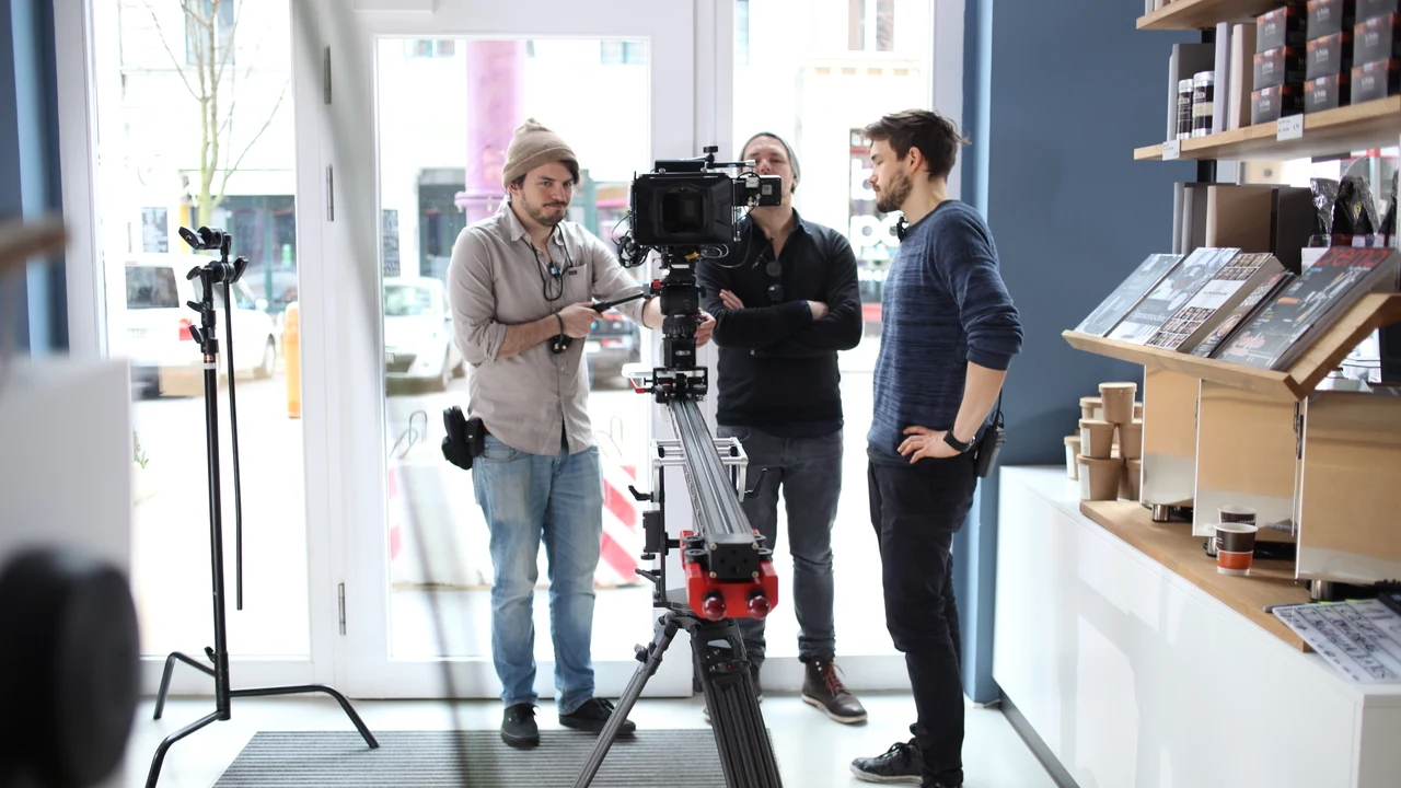 Nachhaltige Filmproduktion mit LED-Licht und elektrischer Ausrüstung bei Tageslicht
